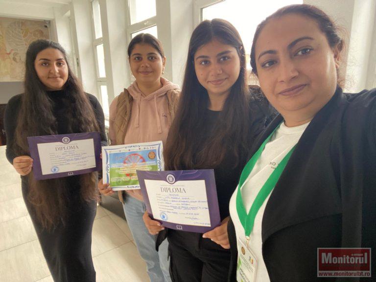 Eleve din Trușești și Coșula premiate pentru creații în limba rromani