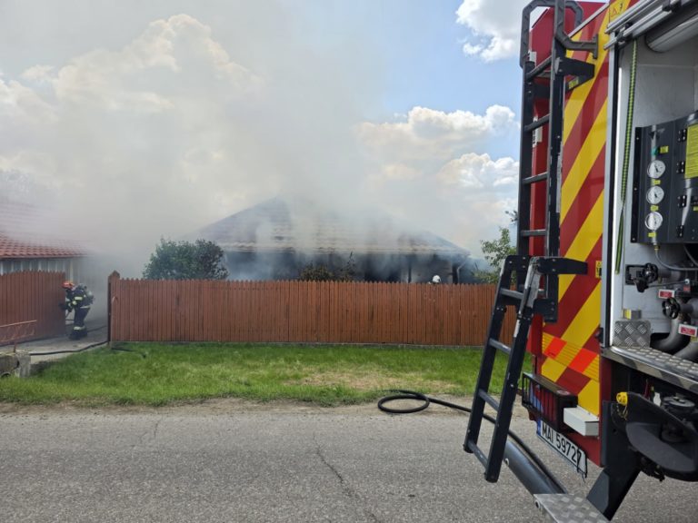 Incendiu devastator. Casă cuprinsă de flăcări din cauza unui scurtcircuit