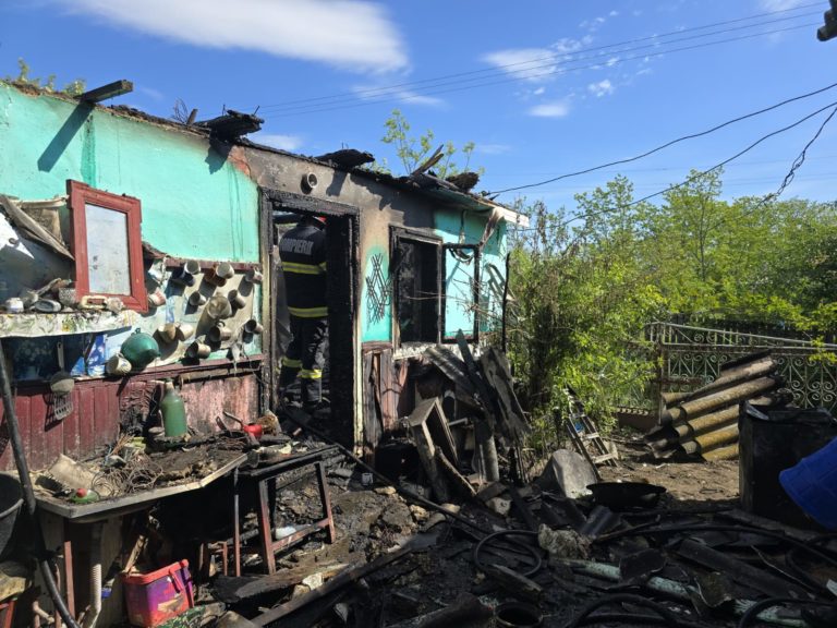 Bucătărie mistuită de flăcări. Bătrân salvat la timp din calea incendiului