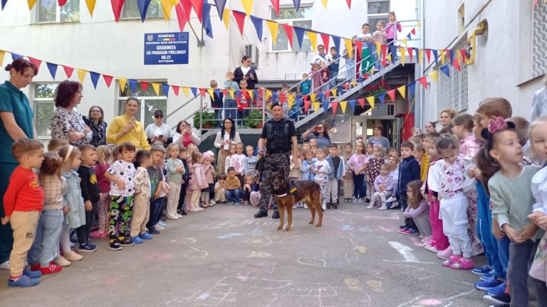 Spectacol canin la Grădinița 23. Pih și Ciua, vedetele zilei în ochii celor mici