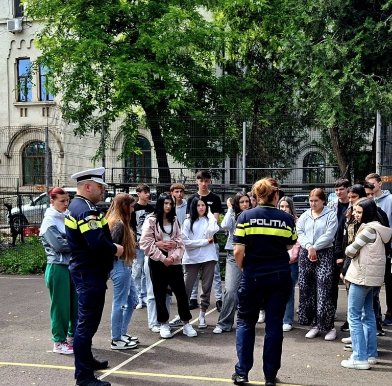 Micii botoșăneni învață să circule în siguranță, alături de polițiști