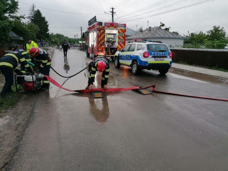 Vijeliile fac ravagii – gospodării inundate, copaci căzuți și alertă de inundații pe râul Jijia