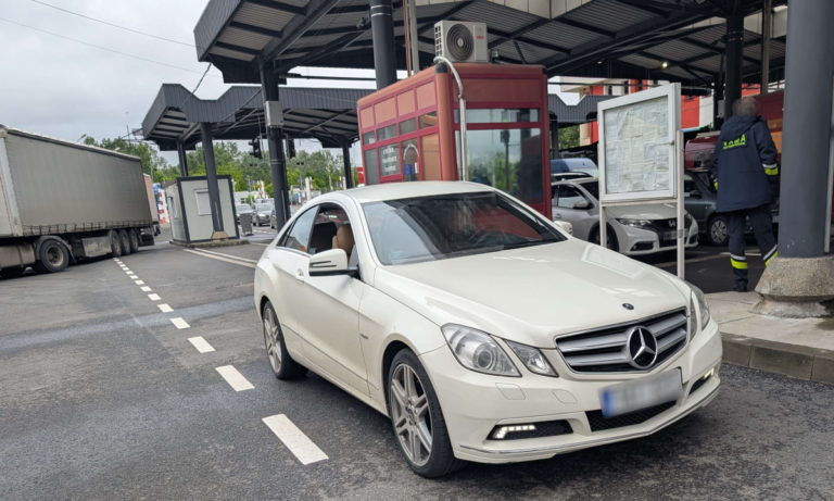 Călătorie terminată intempestiv, la frontieră. Mașină cu numere ilegale oprită la graniță
