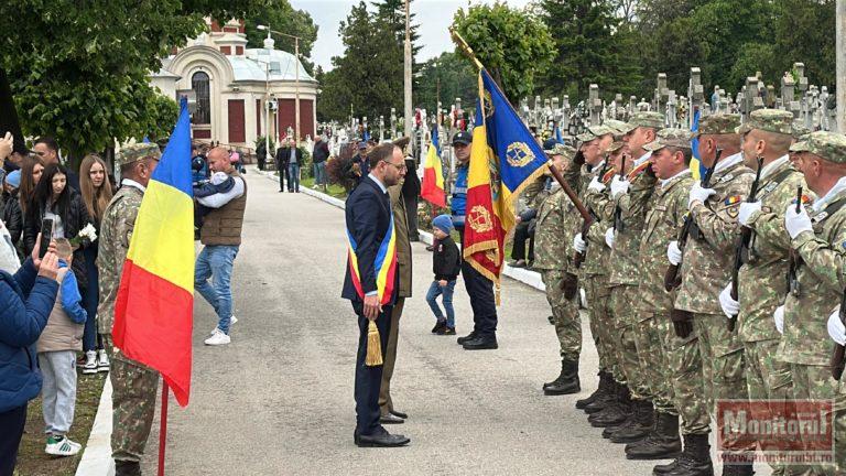Emoție și recunoștință la Botoșani de Ziua Eroilor. Ceremonie cu defilare militară (VIDEO)