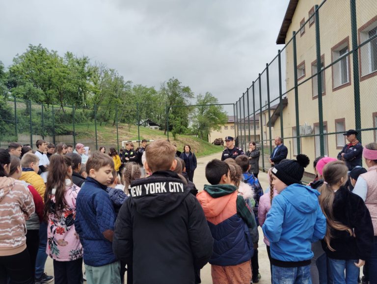 Alarmă la școala din Corlăteni. Exercițiu de evacuare cu elevi și profesori