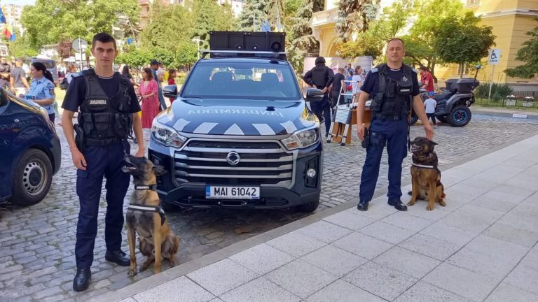 Câini, demonstrații și autospeciale. Jandarmii botoșăneni marchează Ziua Copilului alături de cei mici