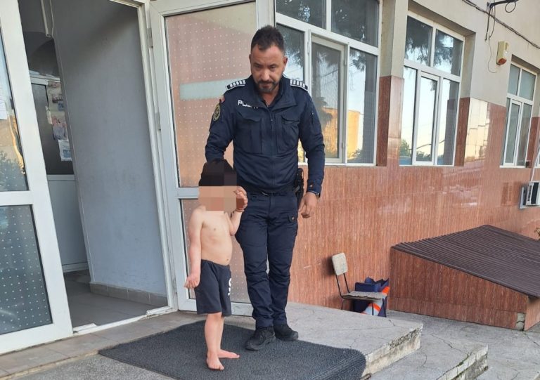 Copil de 4 ani, găsit rătăcind pe stradă, după ce ar fi căzut de la etajul 1. Poliția și Protecția Copilului anchetează cazul