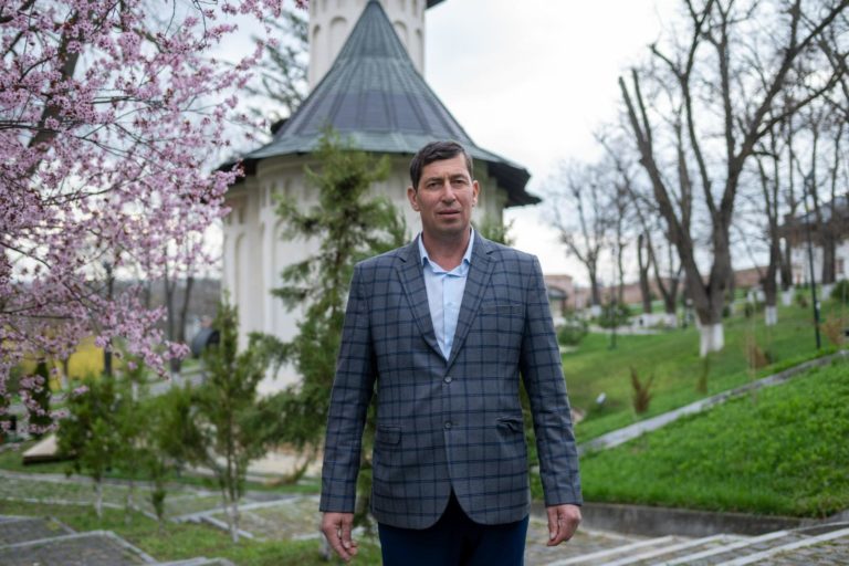 Șpagă cu pavele la Coșula. Favoruri promise în schimbul materialelor pentru un consilier local