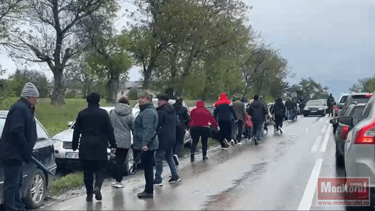Botoşănenii înfruntă ploaia din drag pentru agricultură.