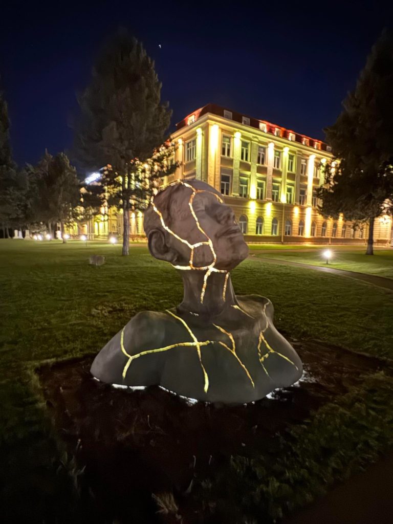 Regina Nordului luminează campusul USV Iași: artă și tehnologie într-o sculptură spectaculoasă