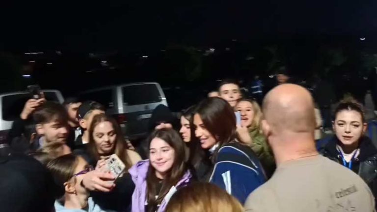 Înghesuială la poze cu Antonia la Cornișa.