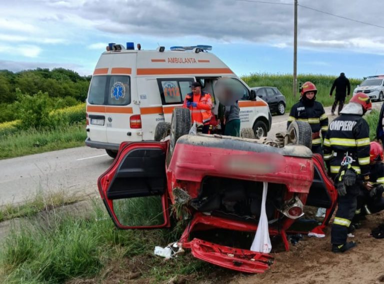 Trei tinere la spital după ce s-au dat peste cap cu maşina