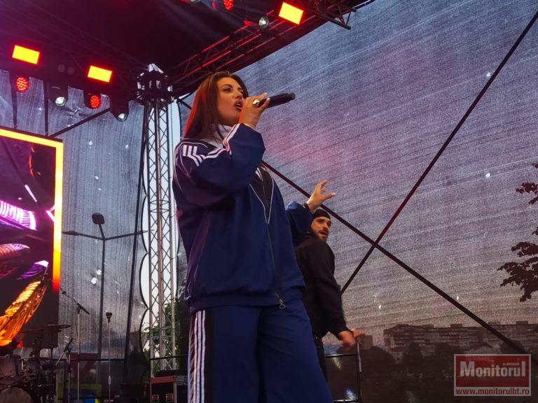 Mii de botoşăneni înfruntă frigul în ultima seară de concerte din Parcul Cornişa (video)