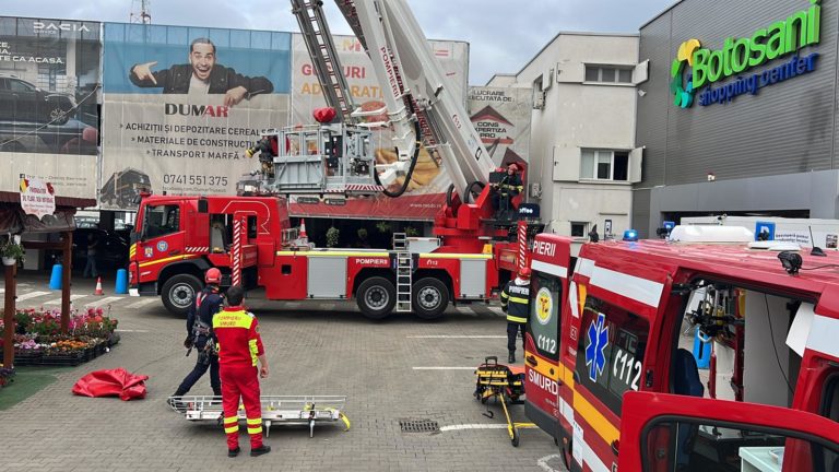 Intervenţie de urgenţă la Botoşani Shopping Center. Un muncitor a căzut din picioare (video)