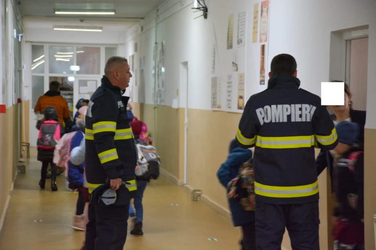 Panică la o grădiniță din Dorohoi! Un cablu supraîncălzit a umplut o sală cu fum
