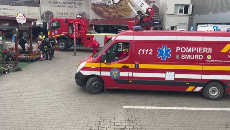 După ce se mută florile, pleacă și ambulanța.
