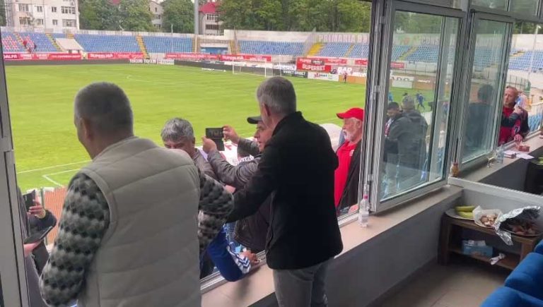 Uitate-s înjurăturile, acum selfi-urile sunt la modă.