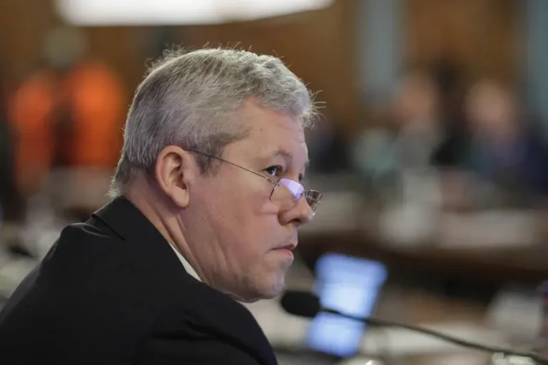 Ministrul de Interne şi vicepremierul Cătălin Predoiu, numit premier interimar