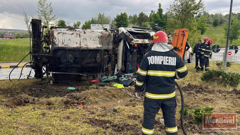 Accident grav la ieşirea din oraş. Şoferul a fost proiectat prin parbriz (video)