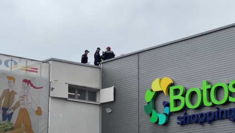 Imagini de la intervenția pompierilor pe acoperiș la mall.