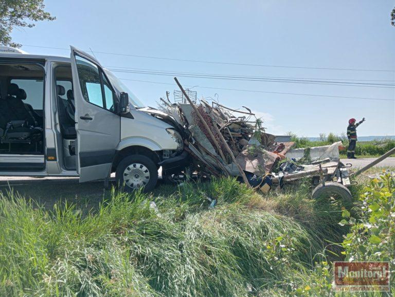 Accident grav între un microbuz plin cu ucraineni și o căruță (VIDEO)