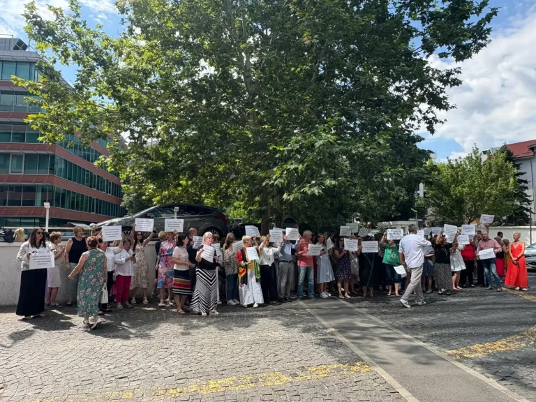 Bugetarii ies în stradă după ce măsurile de austeritate îi “ard” la buzunar