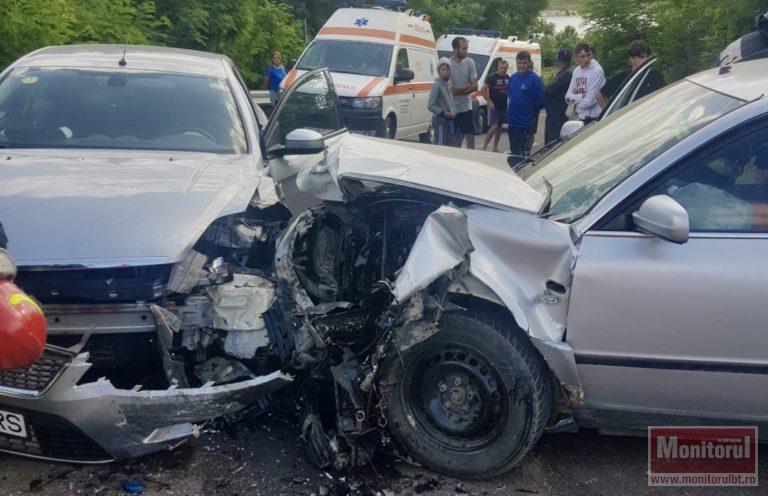 Patru răniți după un impact frontal într-o curbă periculoasă în județ (video)