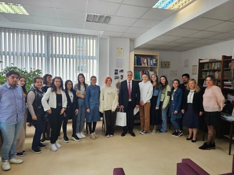 Biblioteca Universităţii „Ştefan cel Mare” din Suceava se înscrie în rețeaua de biblioteci universitare româneşti cu deschideri importante către numeroase alte biblioteci şi instituții de cultură din ţară şi din străinătate