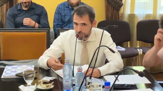 Schimb de „amabilităţi” în şedinţa de Consiliu Local, unde aleşii vorbesc de dat palme cu piciorul.