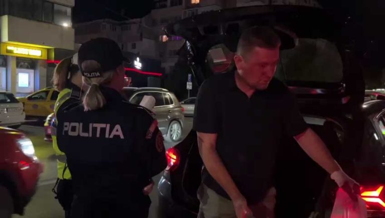 Poliţistul abia pensionat Iulian Buciuleac, în prezent membru al ATOP, le explică foştilor colegi cum se face o razie ca la carte.