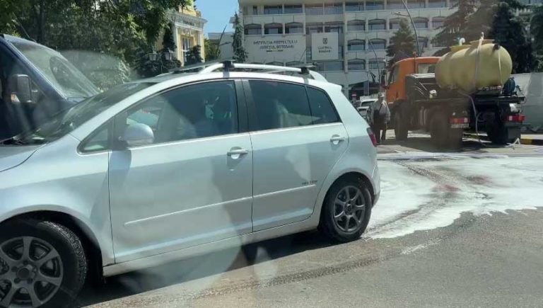 Oare o să miroasă tot oraşul a parfum? Sau până să se facă la periferie ca-n centru se termină şamponu?