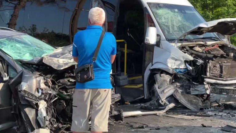 Dezastrul rămas după o coliziune între un autoturism şi un microbuz la Văculeşti.