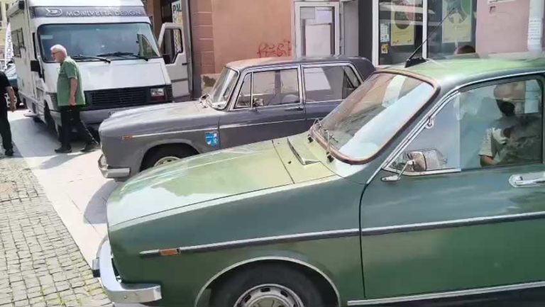 Bijuterii pe patru roţi expuse la Botoşani la „Retroparada primăverii” 2025.