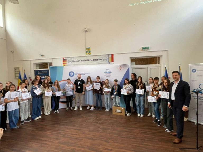Tineri pasionați de justiție, premiați la Botoșani în cadrul concursului „Be Legal! Be Cool!”