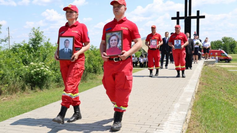 Eroi comemoraţi la nouă ani după o tragedie aviatică