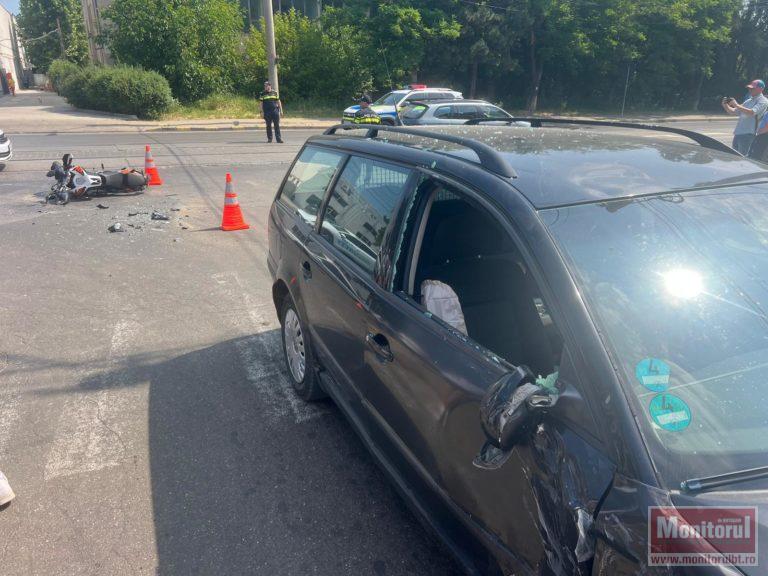 Tânăr la spital după ce a intrat cu motocicleta într-o maşină (VIDEO)