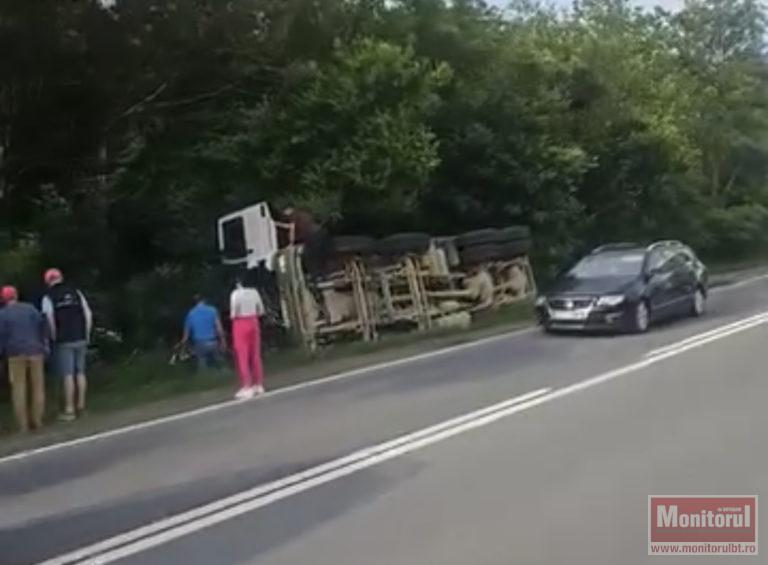 Autobasculantă răsturnată în pădure la Baisa (video)