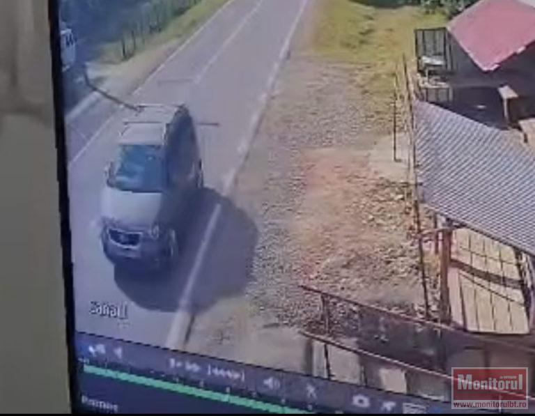 Accident surprins de o cameră de supraveghere. Microbuz cu ucraineni lovit în plin de o mașină (VIDEO)