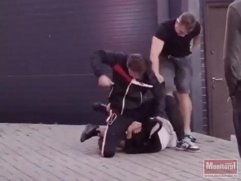 Scene șocante în oraș. Tânăr bătut cu sălbăticie sub privirile trecătorilor (VIDEO)