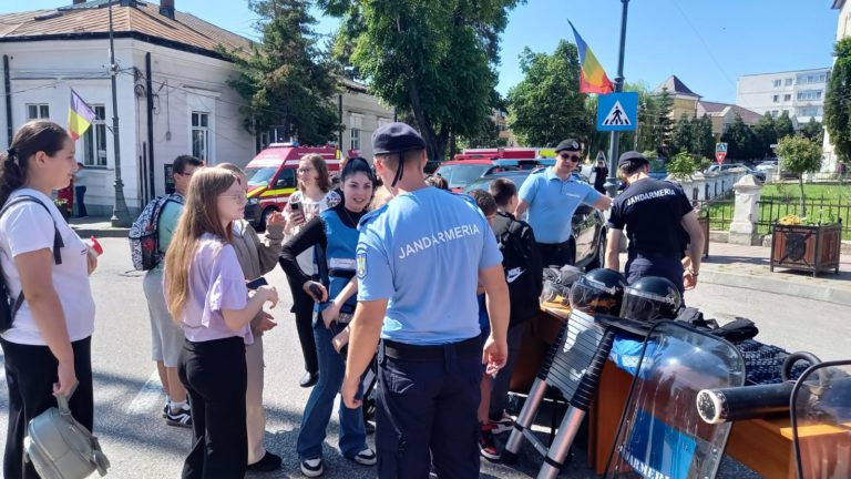 Ziua Copilului, sărbătorită alături de pompieri și jandarmi. Cei mici s-au întâlnit cu eroii în uniformă (VIDEO)