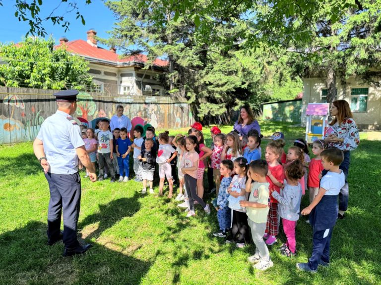 Pompierii de la ISU Botoșani, lecție de siguranță la Grădinița nr. 2