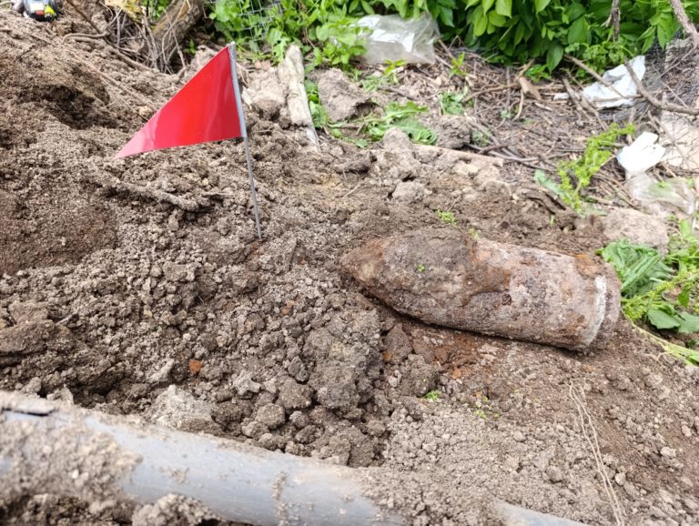 Descoperire periculoasă într-o gospodărie din județ. Pericol de explozie!