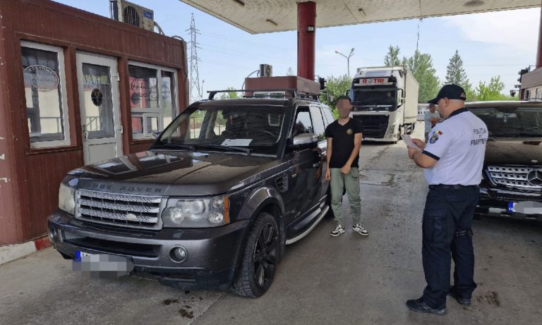 Autoturism radiat în Letonia, descoperit la granița cu Moldova. Un tânăr moldovean a dat de bucluc
