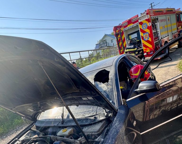 La un pas de tragedie. Mașină cuprinsă de flăcări într-o gospodărie din Darabani