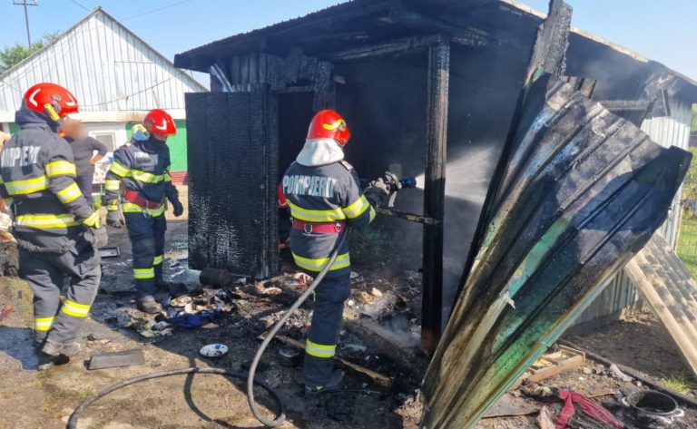Flăcări într-o gospodărie din județ. O bucătărie de vară a fost distrusă