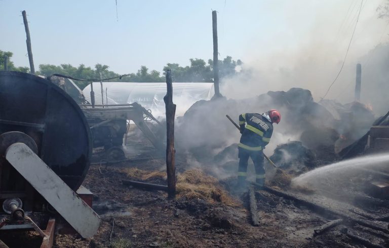 Două incendii violente au mistuit peste zece tone de furaje și utilaje agricole. Pompierii au intervenit ore în șir pentru a limita dezastrul