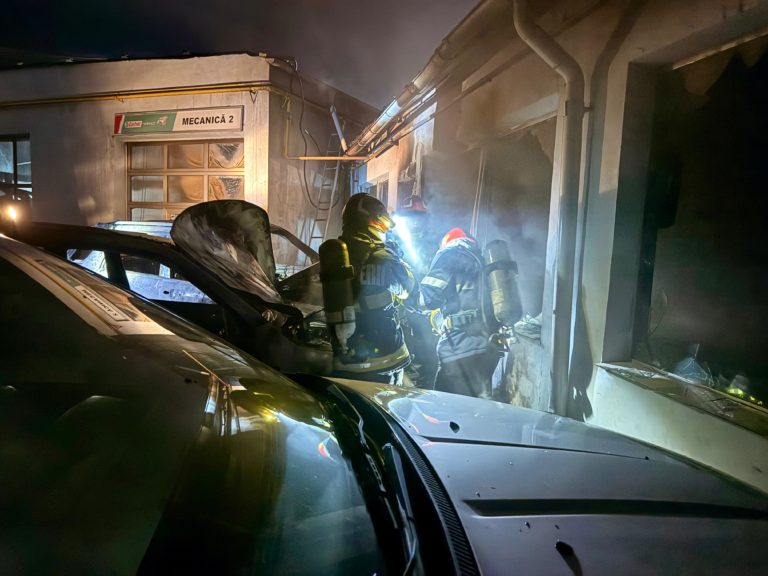Două autoturisme distruse de flăcări în incendiul de la Lux Auto. Cauza probabilă – scurtcircuit electric (VIDEO)