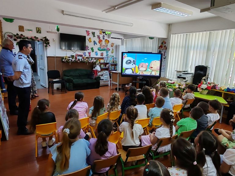 Siguranța nu intră în vacanță” – Lecții de viață de la pompierii botoșăneni pentru preșcolarii din Dorohoi