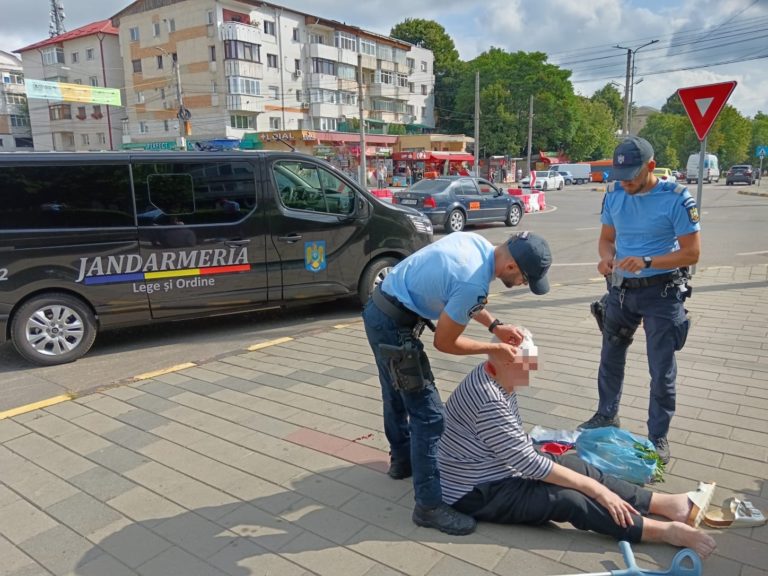 Intervenție salvatoare. Jandarmii au acordat primul ajutor unui septuagenar rănit grav la cap