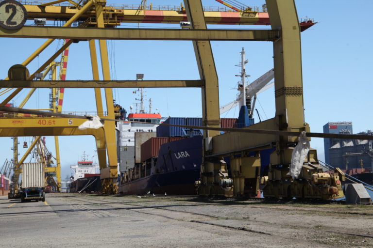 Containere ale flotei iraniene, aflată sub sancțiuni UE și SUA, ajung în Portul Constanța, în timp ce Autoritatea Vamală spune că nu știe ce mărfuri intră în țară (I)